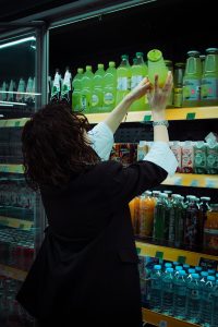 A Relação Entre Hábitos de Consumo e Felicidade: Como Nossas Escolhas Afetam Nosso Bem-Estar